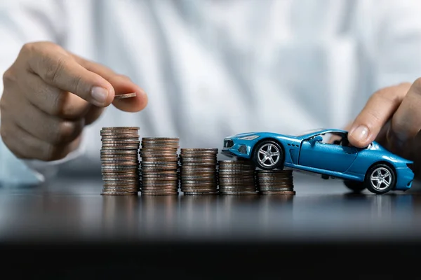 蓝玩具汽车在商人面前计算贷款 存钱换汽车概念 以车换现金概念 金融概念 — 图库照片