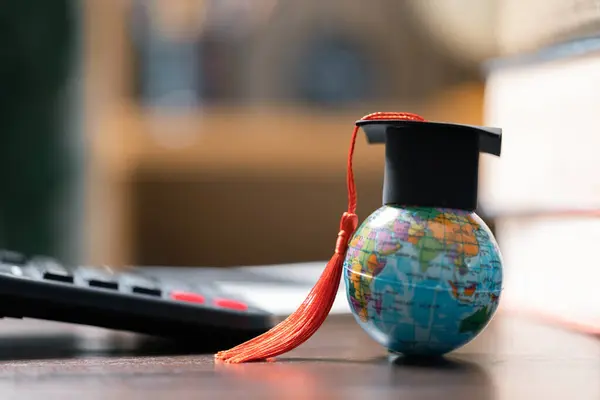 Boné Graduação Com Globo Terrestre Conceito Estudo Global Negócios Exterior — Fotografia de Stock