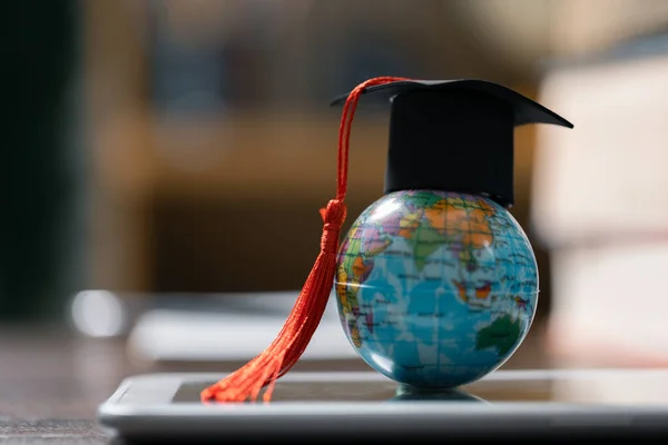 Végzős Sapka Föld Gömbbel Fogalom Globális Üzleti Tanulmány Külföldi Oktatás — Stock Fotó