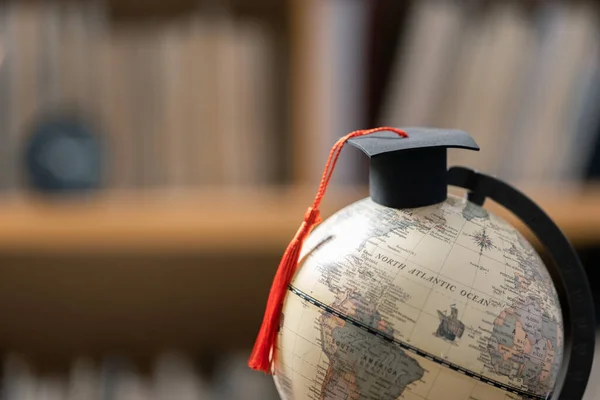 Випускний Капелюх Глобусом Землі Концепція Глобального Бізнес Дослідження Кордоном Освіта — стокове фото