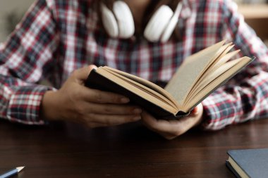 Konsantre öğrenci kız öğreniyor. Bilgisayarla video görüşmesi yapıyor. Ev içi balkonda oturuyor. Kadın girişimci ev ofisinden modern bilgisayar kullanarak uzaktan çalışıyor.