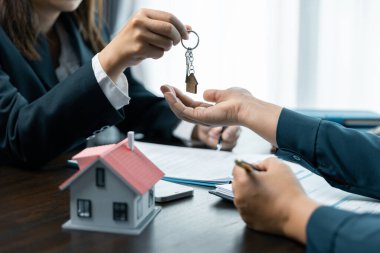 Bankalar ev satın almak için kredileri onaylıyorlar. Emlakçılar, emlak konsepti almak, satın almak veya satmak için gelen müşterilere belgeleri açıklar..