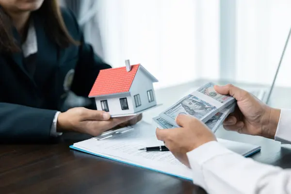 Bancos Aprovam Empréstimos Para Comprar Casas Agentes Imobiliários Explicam Documento — Fotografia de Stock