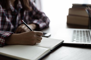 Skype öğretmeniyle internet üzerinden Asyalı kadın öğrenci çalışması, mutlu genç kadın dil öğreniyor. Ders dinliyor. Webinar 'ı dizüstü bilgisayara bakarken izleyin.