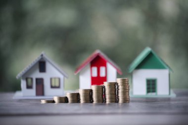 Huzurlu doğa geçmişinde ev kredisi ve madeni paralar. Finans, Yatırım ve Gayrimenkul Konsepti. Huzurlu Doğa Arkaplanı 'nın ortasındaki madeni paralar. Mali Büyüme, Gayrimenkul Yatırım ve Tasarruf.