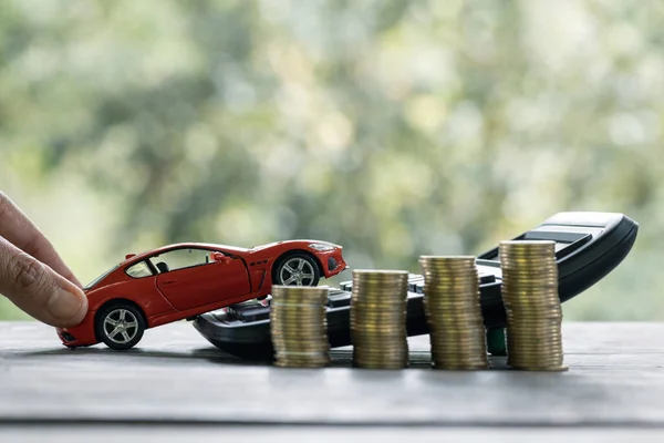 为汽车 金融和汽车贷款 投资和商业理念节约资金 自然绿色背景下钱币堆积如山的小型车模型 — 图库照片