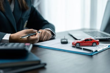 Araba satıcısı krediler, sigorta detayları, araba kiralama bilgileri hakkında tavsiyelerde bulunur, kira sözleşmesi imzalandıktan sonra arabayı anahtarla teslim eder. Başarılı araba kredisi sözleşmesi yeni araç satın alma veya satma.