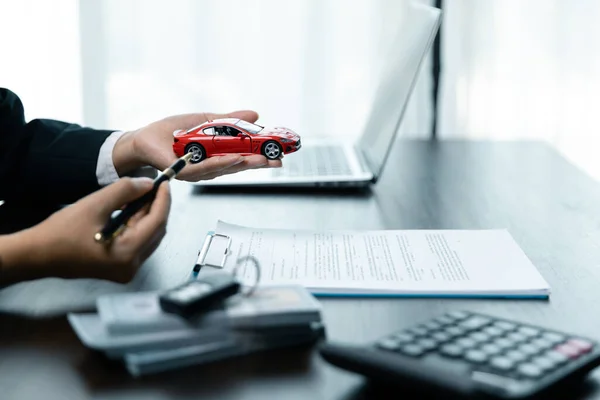 Bilhandlare Ger Råd Lån Försäkringsuppgifter Biluthyrningsinformation Levererar Bil Med Nycklar — Stockfoto