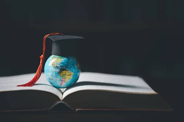 Απόφοιτος Του Διεθνούς Conceptual Graduation Hat Top Earth Globe Model — Φωτογραφία Αρχείου