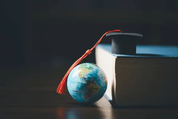 Examen Studier Utomlands Internationella Konceptuella Graduation Hatt Toppen Jorden Jordklotet — Stockfoto