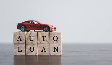 AUTO kredisi kelimesi ingilizce, tahta küplere yazılmış. Finansal ve otomobil kredisi, yeniden finansman, kopyalama alanı ile yatırım ve iş konsepti.