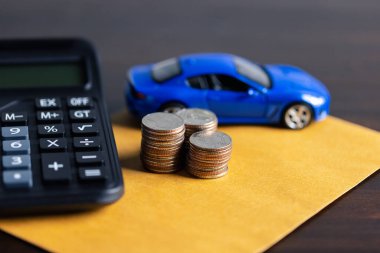 Araba kredisi kavramı, araba kavramı için para biriktirmek, nakit kavramı için araba takas etmek, finans kavramı.