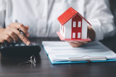 Satılık emlak komisyonculuğu sözleşmeleri ve sigorta konseptleriyle kira. Emlak yatırımı, ev kredisi, ters ipotek, altın sikkeler para yığını büyüme, tasarruf paraları ev için gelecek yığını