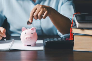 Üniversite için fikirler, eğitim, yatırım ve burs için üniversite harcı. Üniversite ya da üniversite diploması için yurt dışında öğrenim kredisi planlamak. Geleceğin çocuk eğitim fonu parası.