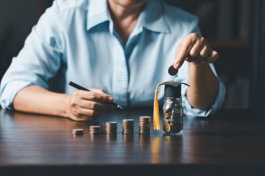 Üniversite için fikirler, eğitim, yatırım ve burs için üniversite harcı. Üniversite ya da üniversite diploması için yurt dışında öğrenim kredisi planlamak. Geleceğin çocuk eğitim fonu parası.