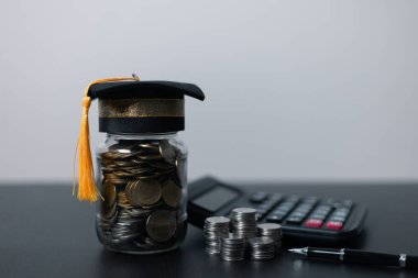 Üniversite ya da üniversite diploması için yurt dışında öğrenim kredisi planlamak. Bankacılık yatırımıyla para biriktirmek, eğitim konseptini finanse etmek. Geleceğin çocuk eğitim fonu parası. Büyüyen tasarruf