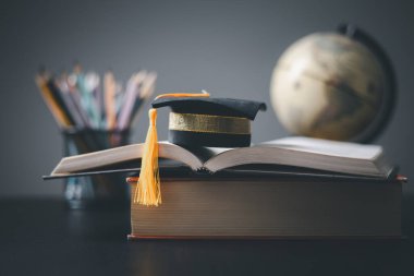 Dünya küresiyle mezuniyet şapkası. Küresel işletme eğitimi, yurtdışı eğitimi, okula dönüş kavramı. Küresel dünyada eğitim, dünya çapında üniversitelerde yurtdışında eğitim. dil çalışması