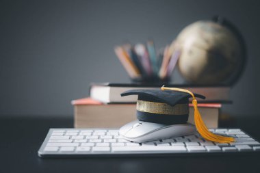 Dünya küresiyle mezuniyet şapkası. Küresel işletme eğitimi, yurtdışı eğitimi, okula dönüş kavramı. Küresel dünyada eğitim, dünya çapında üniversitelerde yurtdışında eğitim. dil çalışması