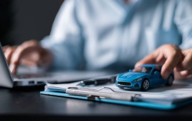 Araba finansmanı ve sigorta konsepti. İnternetten araba satan ya da alan genç bir kadın. Ofis geçmişi, koruma ve satış sonrası bakım konsepti olan bir bulanıklık. finansal ve sigorta hizmeti sunar.