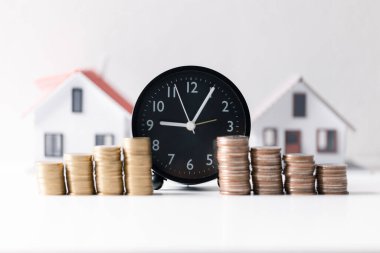 Paralı ev. Finans kavramı ya da gayrimenkul yeniden finanse etme. Evin sembolü dolarlarımızın arka planında duruyor. Emlak yatırımı. Ev kredisi oranı. Emeklilik için para biriktiriyorum.