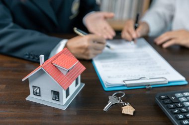Emlakçı, emlakçı, emlakçı ve müşteriyle emlak, emlak ya da emlak satın alma, kiralama ya da borç alma sözleşmesi hakkında görüşmek. onaylanmış mortgage başvuru formu.