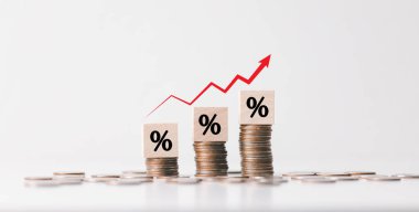 Enflasyon konsepti, kırmızı grafik oku, FED 'in faiz oranlarına zam, dünya ekonomisi ve enflasyon kontrolü, enflasyon faiz oranlarının yükselmesi, enflasyon faiz oranlarının yükselmesi gibi konularda tahtadan küplerin üzerindeki yüzde işareti.