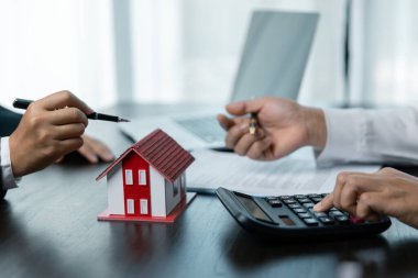 Emlakçı, emlakçı, emlakçı ve müşteriyle emlak, emlak ya da emlak satın alma, kiralama ya da borç alma sözleşmesi hakkında görüşmek. onaylanmış mortgage başvuru formu.