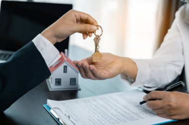 Emlakçı, emlakçı, emlakçı ve müşteriyle emlak, emlak ya da emlak satın alma, kiralama ya da borç alma sözleşmesi hakkında görüşmek. onaylanmış mortgage başvuru formu.