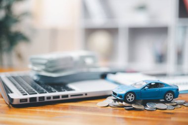 Araba kredisi, para, anlaşma belgesindeki banknot ya da araba sigortası başvuru formu. Araba konsepti için para biriktirmek, nakit konsepti için araba takas etmek, finans kavramı.