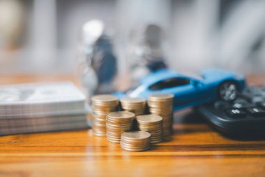 Araba kredisi, para, anlaşma belgesindeki banknot ya da araba sigortası başvuru formu. Araba konsepti için para biriktirmek, nakit konsepti için araba takas etmek, finans kavramı.