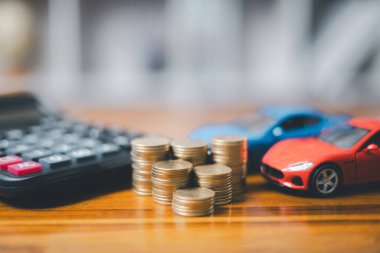 Araba kredisi, para, anlaşma belgesindeki banknot ya da araba sigortası başvuru formu. Araba konsepti için para biriktirmek, nakit konsepti için araba takas etmek, finans kavramı.