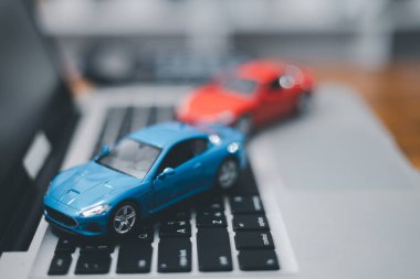 Araba kredisi, para, anlaşma belgesindeki banknot ya da araba sigortası başvuru formu. Araba konsepti için para biriktirmek, nakit konsepti için araba takas etmek, finans kavramı.