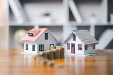 Ev modeli ve konsept olarak tasarruf edilen para birikimleri ev satın almak, yatırım ipoteği finansı yapmak ve ev kredisini yeniden finanse etmek için. Emlak sigortası ve vergi parası.