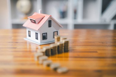 Ev modeli ve konsept olarak tasarruf edilen para birikimleri ev satın almak, yatırım ipoteği finansı yapmak ve ev kredisini yeniden finanse etmek için. Emlak sigortası ve vergi parası.