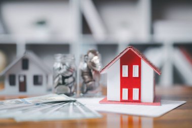 Ev modeli ve konsept olarak tasarruf edilen para birikimleri ev satın almak, yatırım ipoteği finansı yapmak ve ev kredisini yeniden finanse etmek için. Emlak sigortası ve vergi parası.