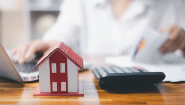 Ev modeli ve konsept olarak tasarruf edilen para birikimleri ev satın almak, yatırım ipoteği finansı yapmak ve ev kredisini yeniden finanse etmek için. Emlak sigortası ve vergi parası.