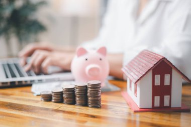 Ev modeli ve konsept olarak tasarruf edilen para birikimleri ev satın almak, yatırım ipoteği finansı yapmak ve ev kredisini yeniden finanse etmek için. Emlak sigortası ve vergi parası.