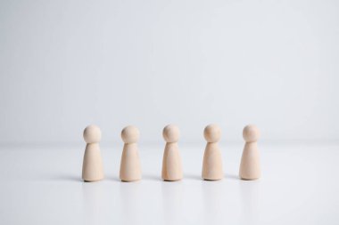 Tahta figür, etki ve güç gösterisi için kutunun üzerinde duruyor. Lider takımın iş yönetimi kavramı, başarılı bir yarışma galibi ve nüfuzlu bir lider.
