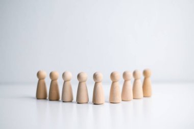Tahta figür, etki ve güç gösterisi için kutunun üzerinde duruyor. Lider takımın iş yönetimi kavramı, başarılı bir yarışma galibi ve nüfuzlu bir lider.