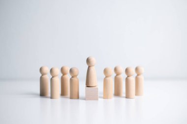 Tahta figür, etki ve güç gösterisi için kutunun üzerinde duruyor. Lider takımın iş yönetimi kavramı, başarılı bir yarışma galibi ve nüfuzlu bir lider.