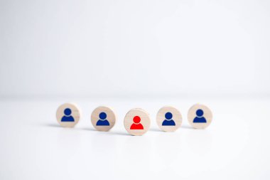 Tahta figür, etki ve güç gösterisi için kutunun üzerinde duruyor. Lider takımın iş yönetimi kavramı, başarılı bir yarışma galibi ve nüfuzlu bir lider.