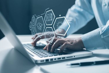 İnternette webinar, internette eğitim. E-öğrenim eğitimi, internet dersleri ve online webinar. Dijital ekranda online derslere katılan kişi. Eğitim İnternet Teknolojisi.