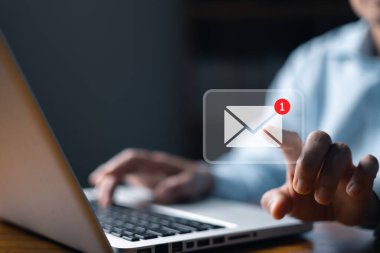 E- posta pazarlama kavramı, dizüstü bilgisayarda e-posta okuyan kişi, yeni bir mesaj alır. İş e-posta iletişimi ve dijital pazarlama için yeni e-posta bildirim kavramı. İnternet bülteni.