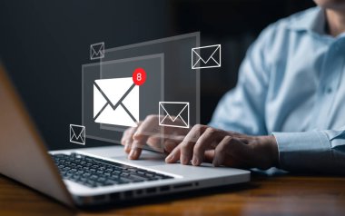 E- posta pazarlama kavramı, dizüstü bilgisayarda e-posta okuyan kişi, yeni bir mesaj alır. İş e-posta iletişimi ve dijital pazarlama için yeni e-posta bildirim kavramı. İnternet bülteni.