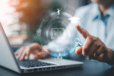 E-öğrenim konsepti, webinar, video eğitimi, internet dersleri, internet dersleri ve internet webinarıyla çevrimiçi öğrenme. Dijital ekranda çevrimiçi dersler. Eğitim İnternet Teknolojisi.