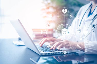 Hologram arayüzünde dijital sağlık ve ağ bağlantısı, DNA. Bilgisayarında elektronik tıbbi kayıtları olan bir tıp doktoru. Bilim ve yenilikçi, Tıbbi teknoloji ve ağ konsepti