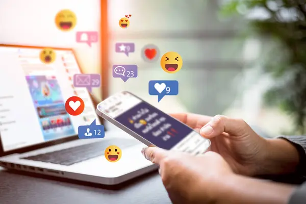 Sosyal medya ve dijital online konsept. Cep telefonunda sosyal medya pazarlaması yapan kişi, bildirim simgeleriyle akıllı telefon ekranının üzerinde mesaj, yorum ve yıldız kullanıyor. Telefon Sosyal medyası.