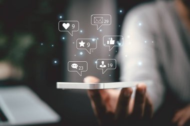 Sosyal medyada mesajını paylaşmak için aşk ikonunu kullandı, pazarlama stratejisinde daha geniş kitlelere hitap etme amaçlı samimi bir paylaşımla sevgisini gösterdi. yorum telefonu, sosyal medya kavramı.