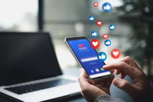 İnsan akıllı telefonuyla yorum yapıyor, sosyal medyadaki mesajlar gibi, cep telefonlarında canlı etkileşime olanak sağlayan dijital teknolojiyi kucaklıyor. Yorum telefonu, teknoloji dijital sosyal medya kavramı