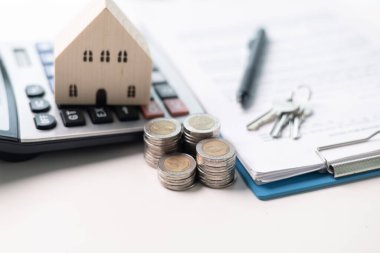 Finans ev yatırımları konsepti. Ev yatırımlarının finansmanı için bankadan ipotek şart olurken, sigorta istikrarsız finans sektöründe gayrimenkul mülklerini koruyor. ev yatırımları